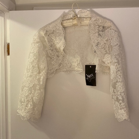 Lace Ivory Balaro - Picture 1 of 1